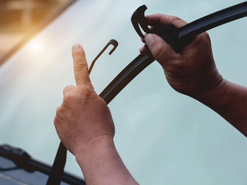 blog_change_wiper_blade_shutterstock_1449026147 blog_change_wiper_blade_shutterstock_1449026147